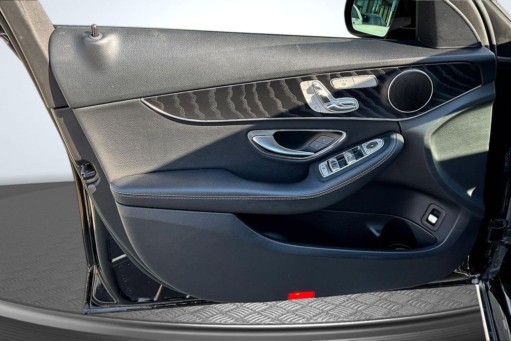 Thumbnail: 2016 Mercedes-Benz C-Class - 24