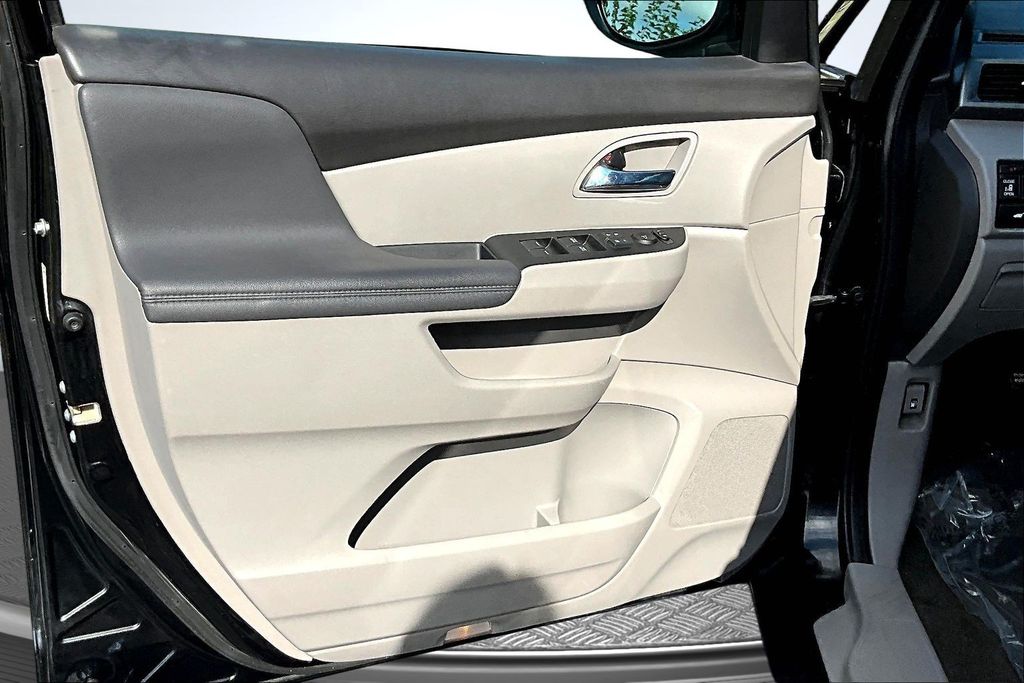Thumbnail: 2017 Honda Odyssey - 24