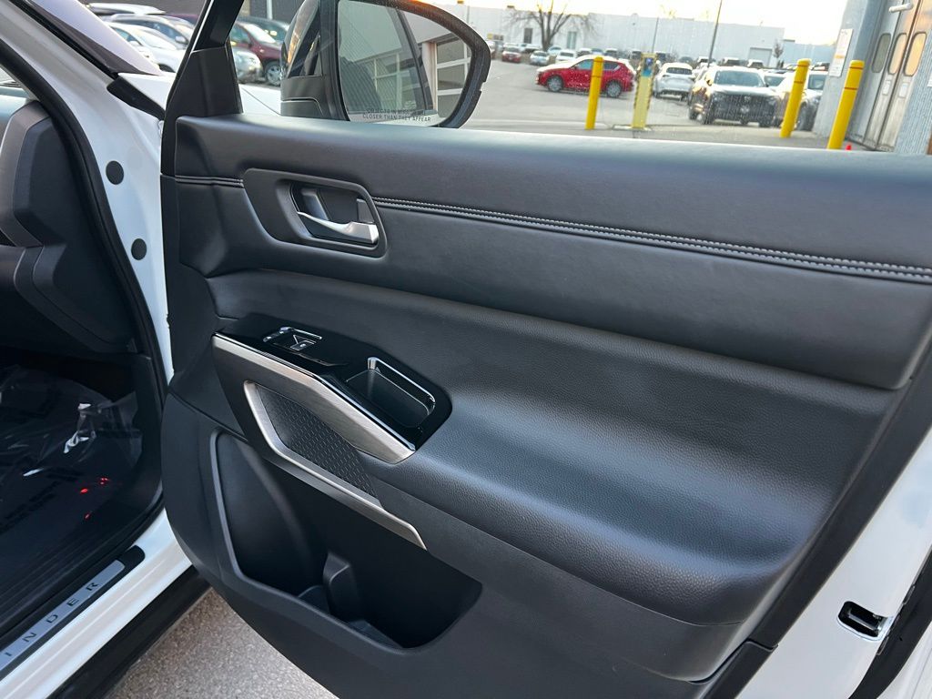 Thumbnail: 2024 Nissan Pathfinder - 34