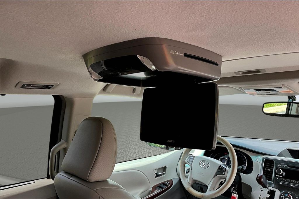 Thumbnail: 2011 Toyota Sienna - 18