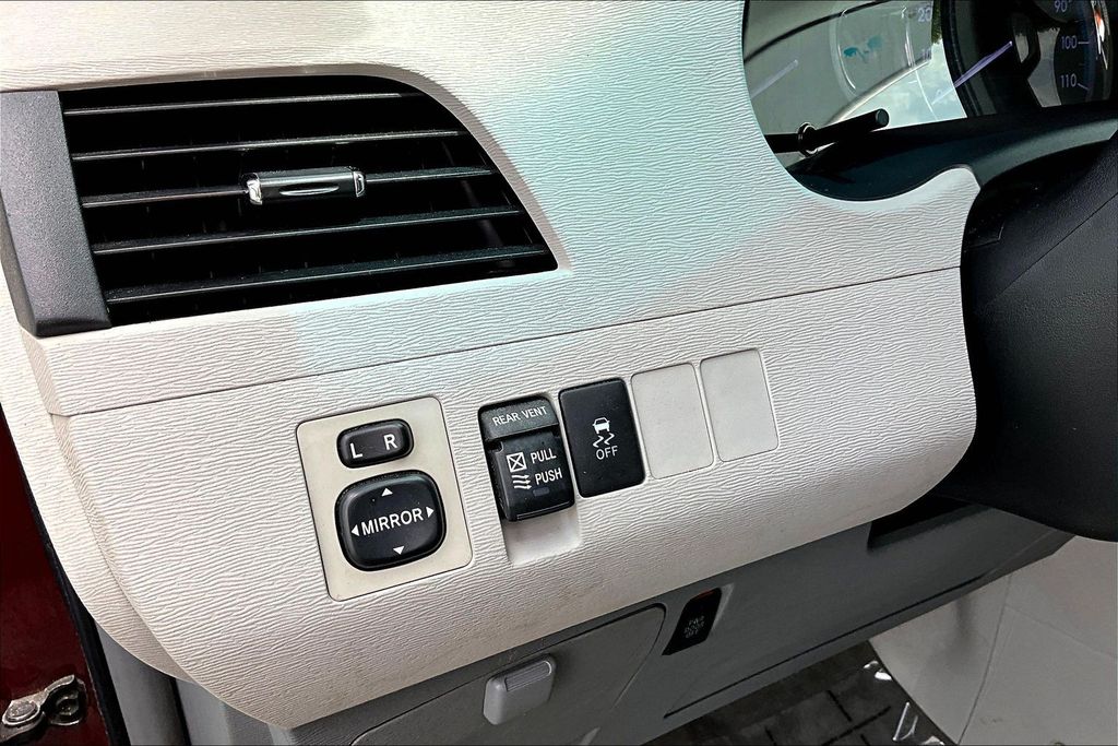 Thumbnail: 2011 Toyota Sienna - 20