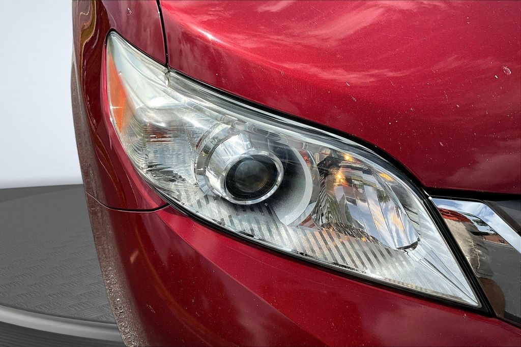 Thumbnail: 2011 Toyota Sienna - 33