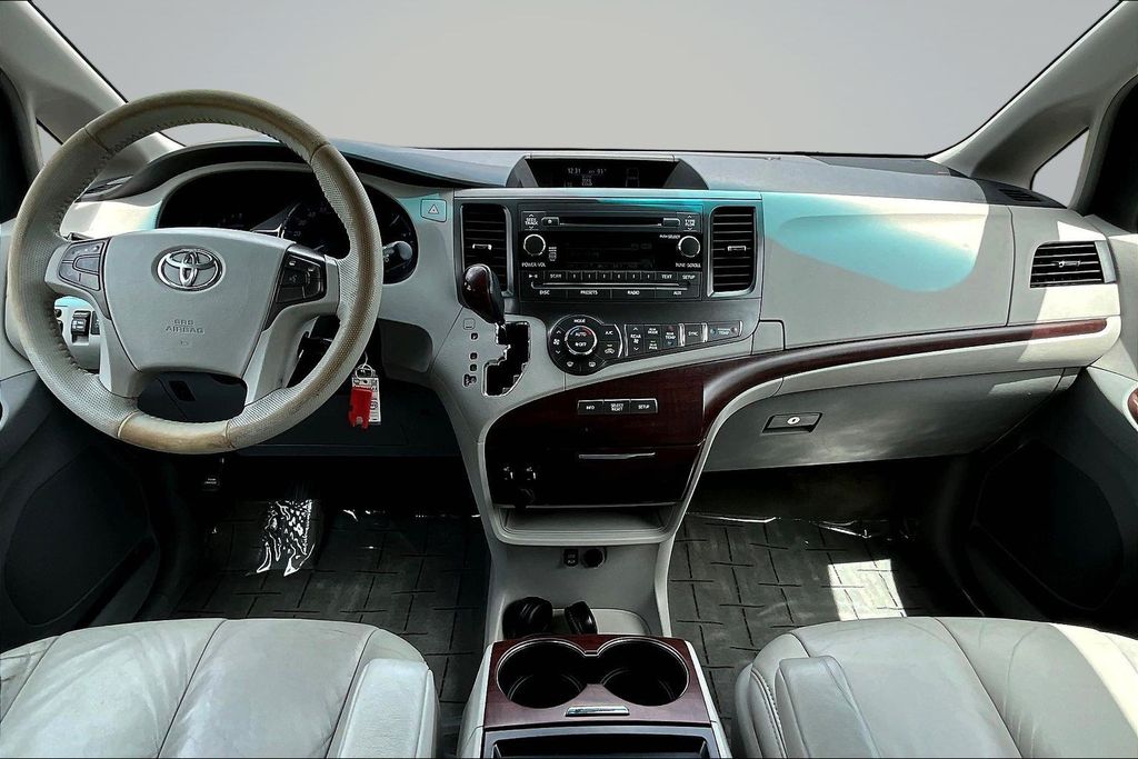 Thumbnail: 2011 Toyota Sienna - 12