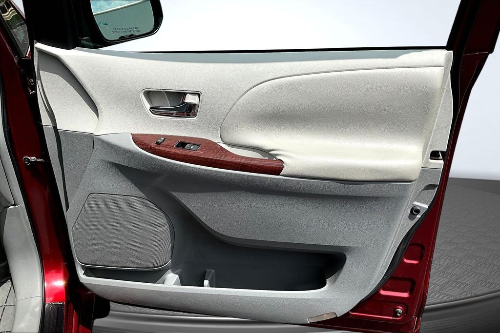 Thumbnail: 2011 Toyota Sienna - 24