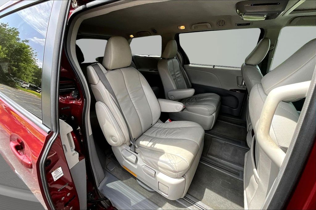 Thumbnail: 2011 Toyota Sienna - 30