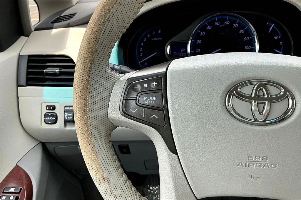 Thumbnail: 2011 Toyota Sienna - 25