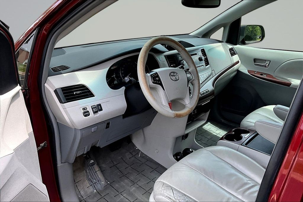 Thumbnail: 2011 Toyota Sienna - 11