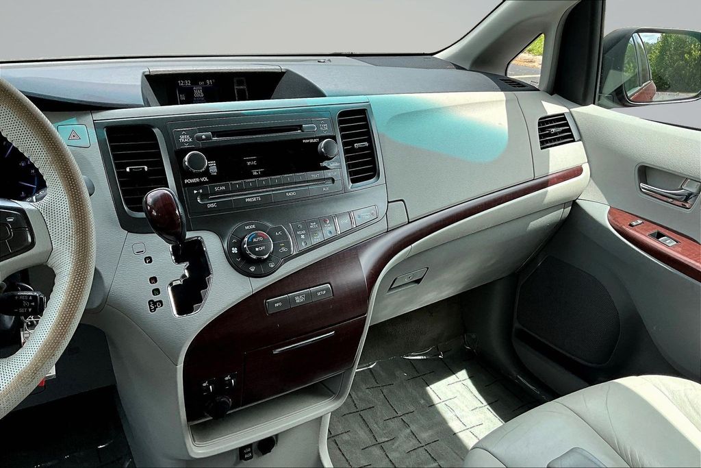 Thumbnail: 2011 Toyota Sienna - 8
