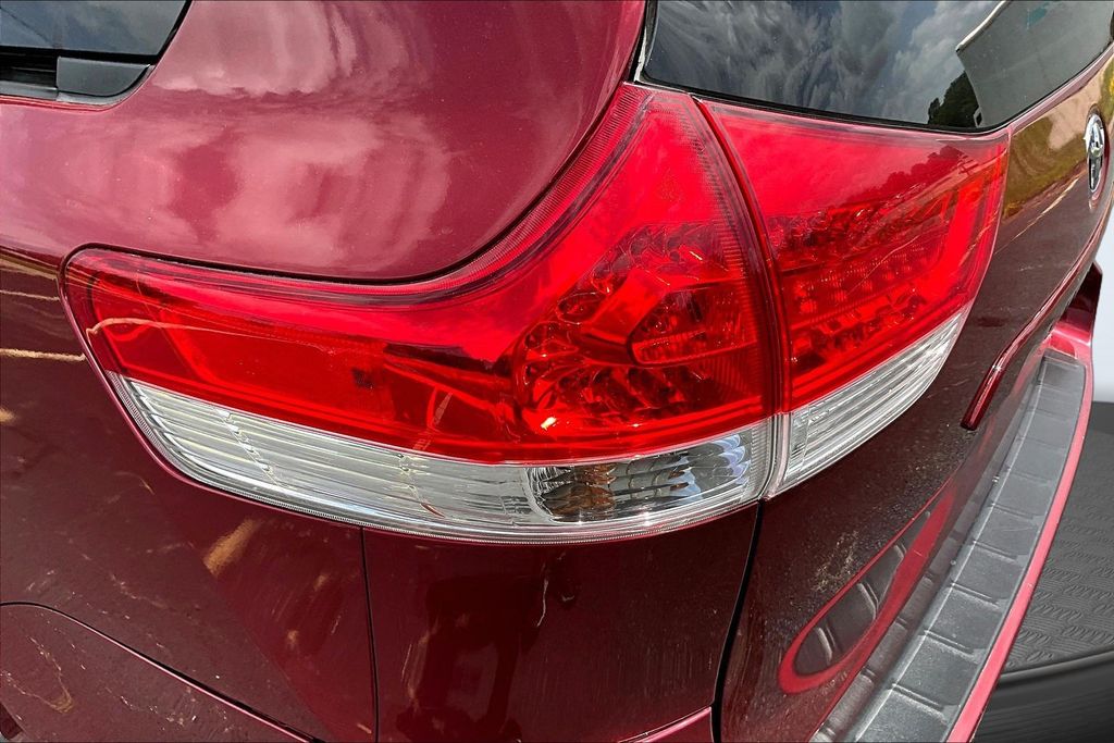 Thumbnail: 2011 Toyota Sienna - 34