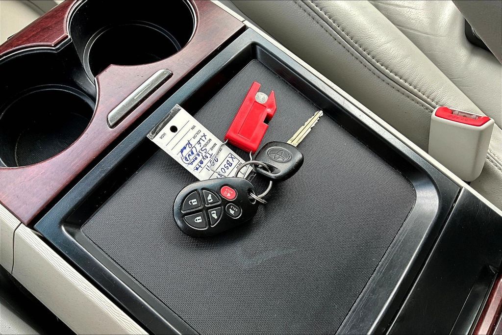 Thumbnail: 2011 Toyota Sienna - 15