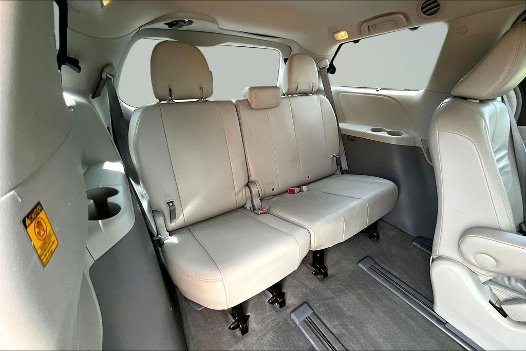 Thumbnail: 2011 Toyota Sienna - 31