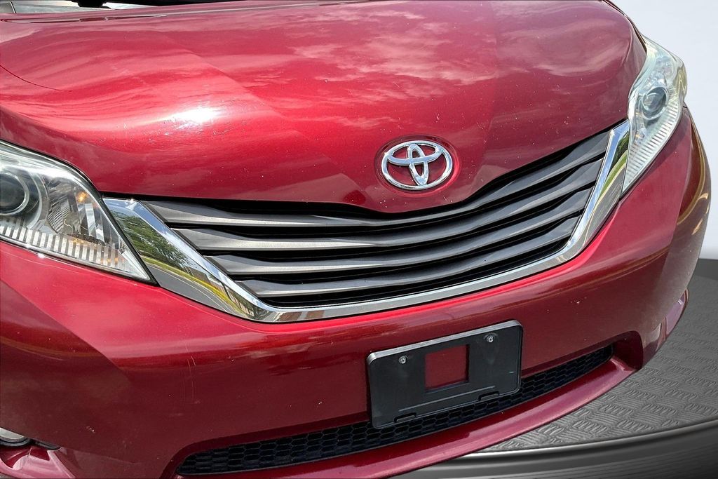 Thumbnail: 2011 Toyota Sienna - 32