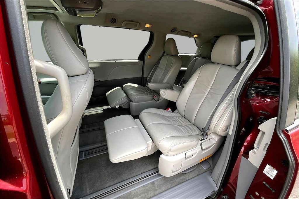 Thumbnail: 2011 Toyota Sienna - 10