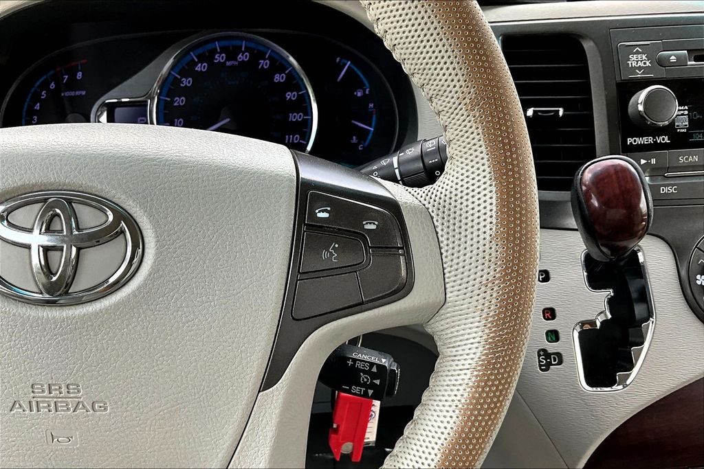 Thumbnail: 2011 Toyota Sienna - 26