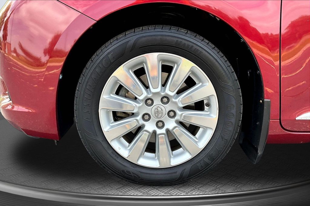 Thumbnail: 2011 Toyota Sienna - 7