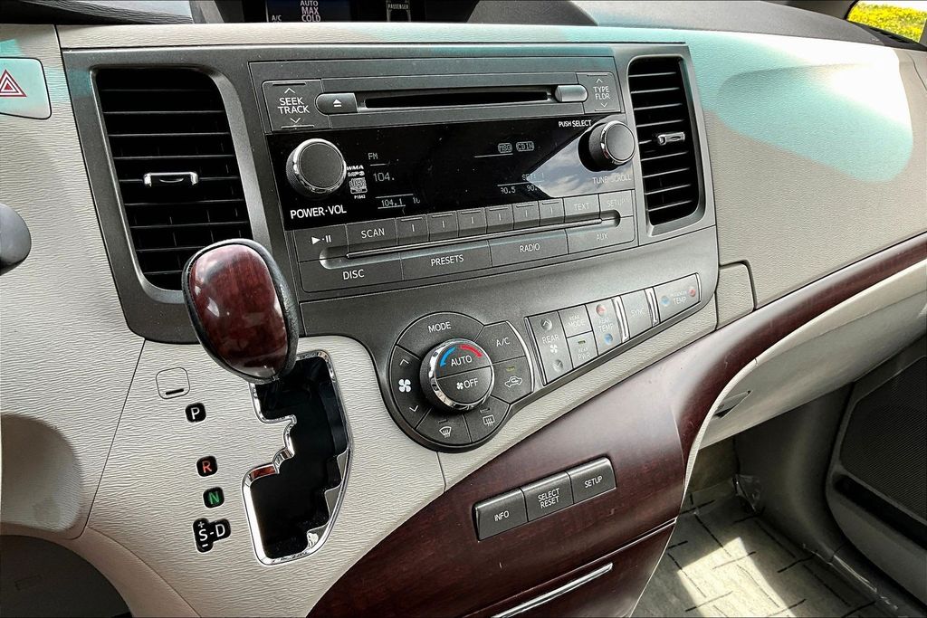Thumbnail: 2011 Toyota Sienna - 13