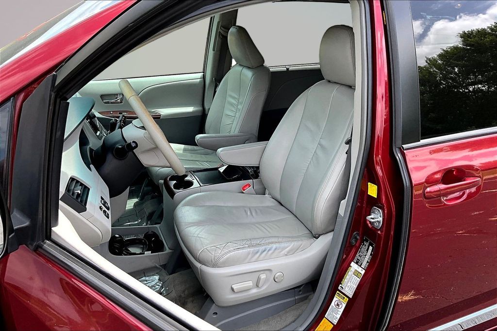 Thumbnail: 2011 Toyota Sienna - 9