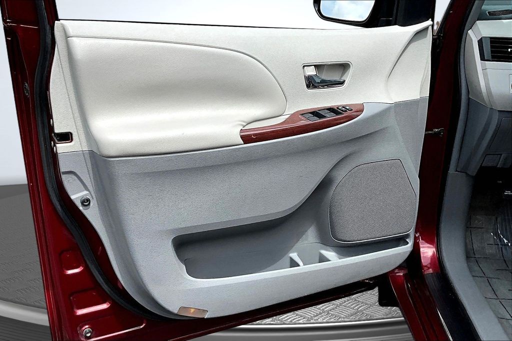 Thumbnail: 2011 Toyota Sienna - 23
