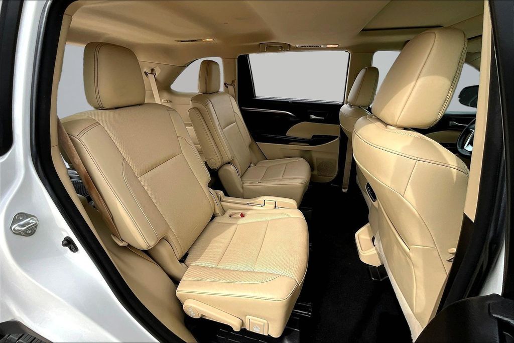 Thumbnail: 2018 Toyota Highlander - 32