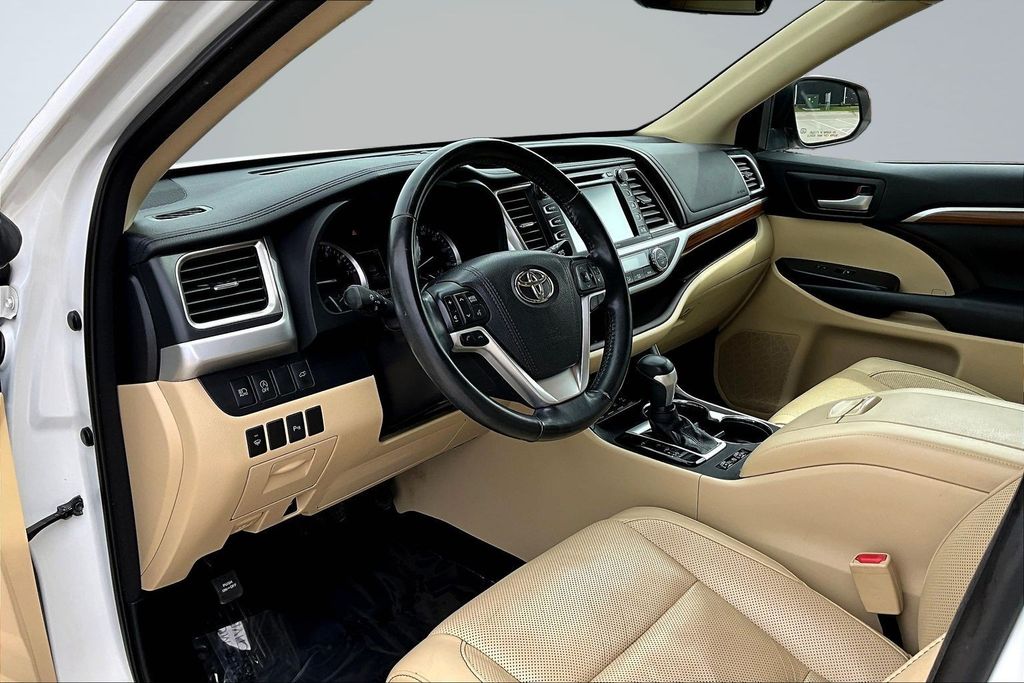 Thumbnail: 2018 Toyota Highlander - 9
