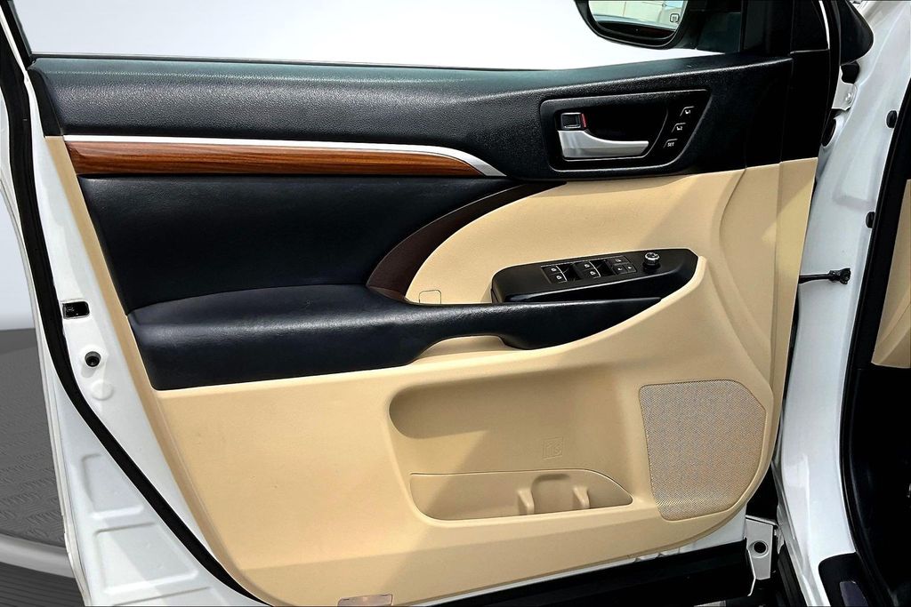 Thumbnail: 2018 Toyota Highlander - 24
