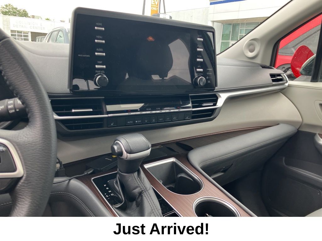 Thumbnail: 2021 Toyota Sienna - 6