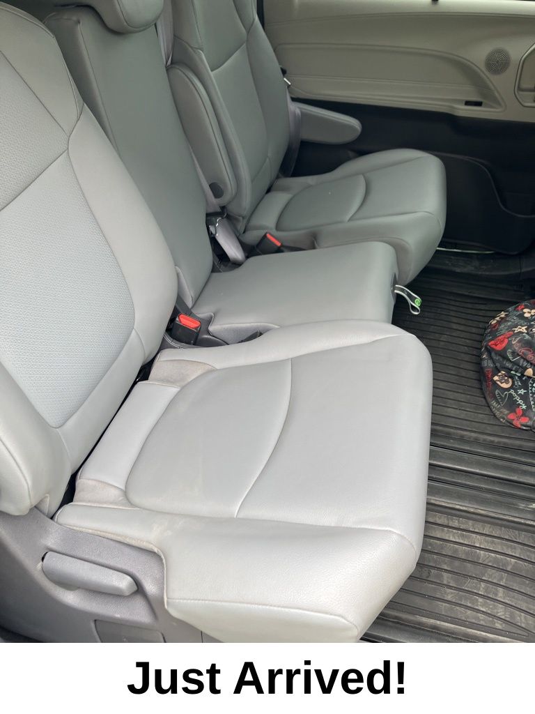 Thumbnail: 2021 Toyota Sienna - 12