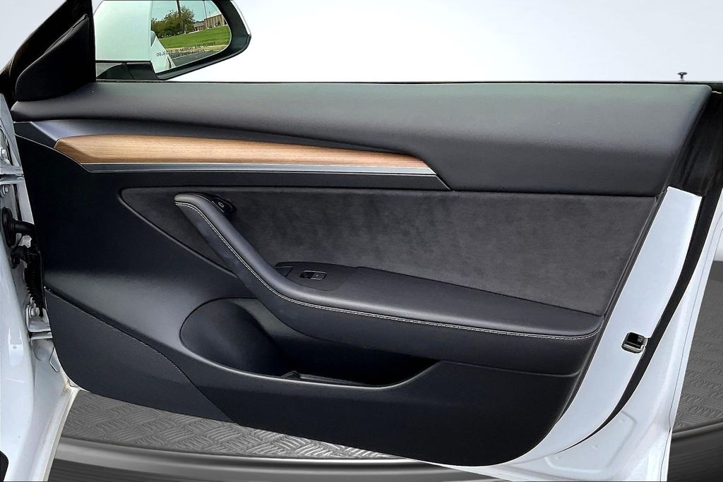 Thumbnail: 2022 Tesla Model 3 - 24