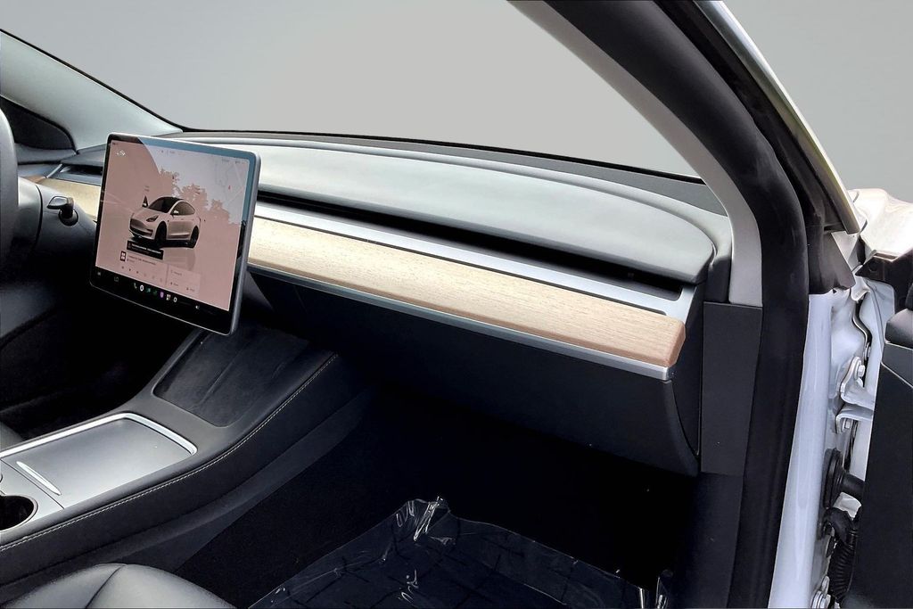 Thumbnail: 2022 Tesla Model 3 - 21