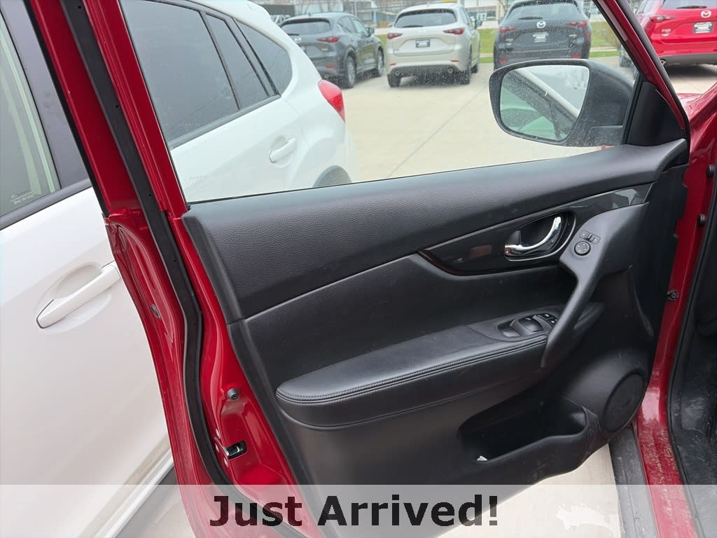 Thumbnail: 2017 Nissan Rogue - 9