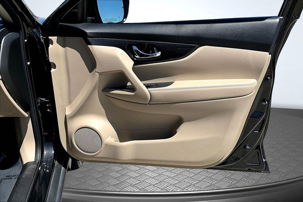 Thumbnail: 2017 Nissan Rogue - 25