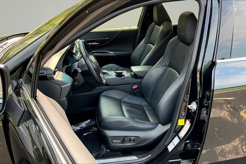 Thumbnail: 2021 Toyota Venza - 11