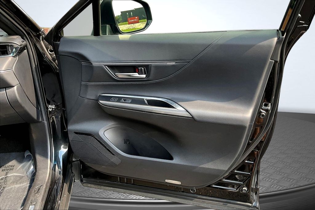 Thumbnail: 2021 Toyota Venza - 25