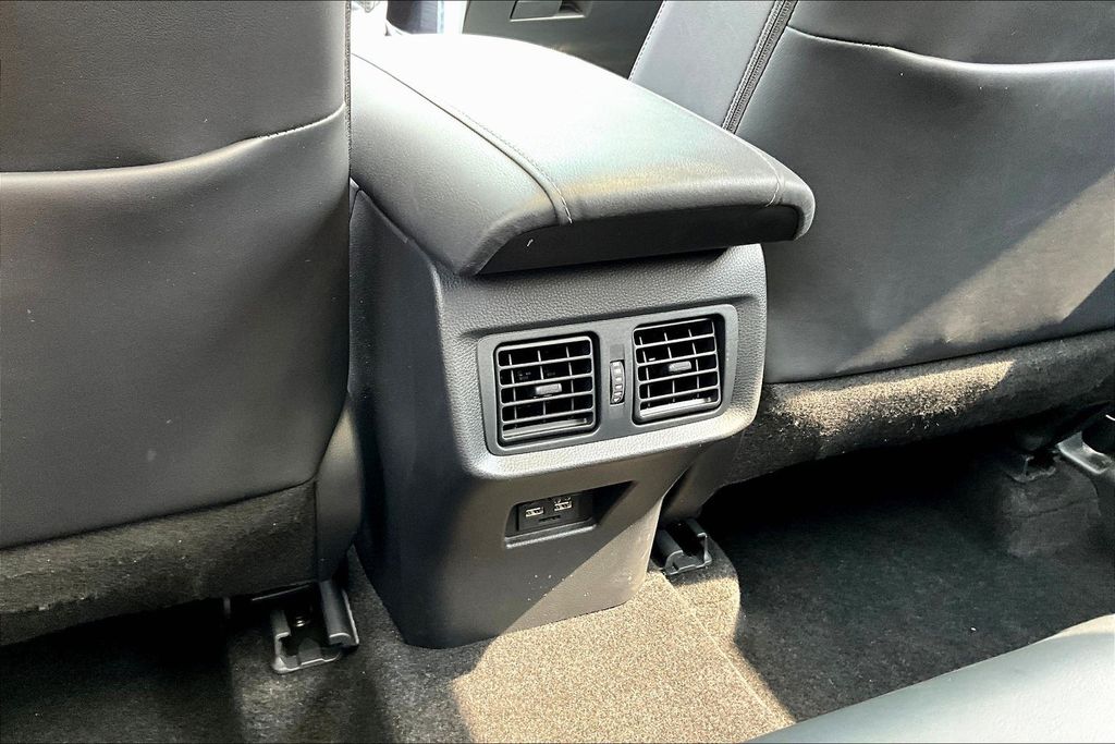 Thumbnail: 2021 Toyota Venza - 30