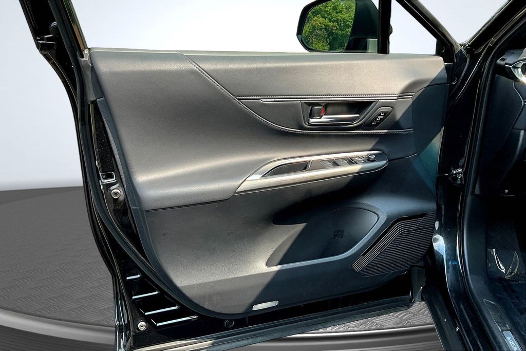 Thumbnail: 2021 Toyota Venza - 24