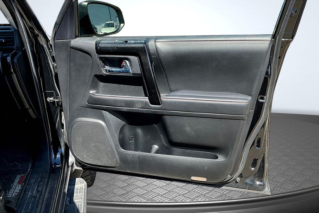 Thumbnail: 2020 Toyota 4Runner - 25