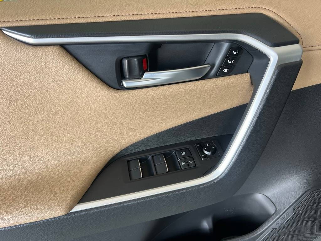 Thumbnail: 2020 Toyota RAV4 - 28