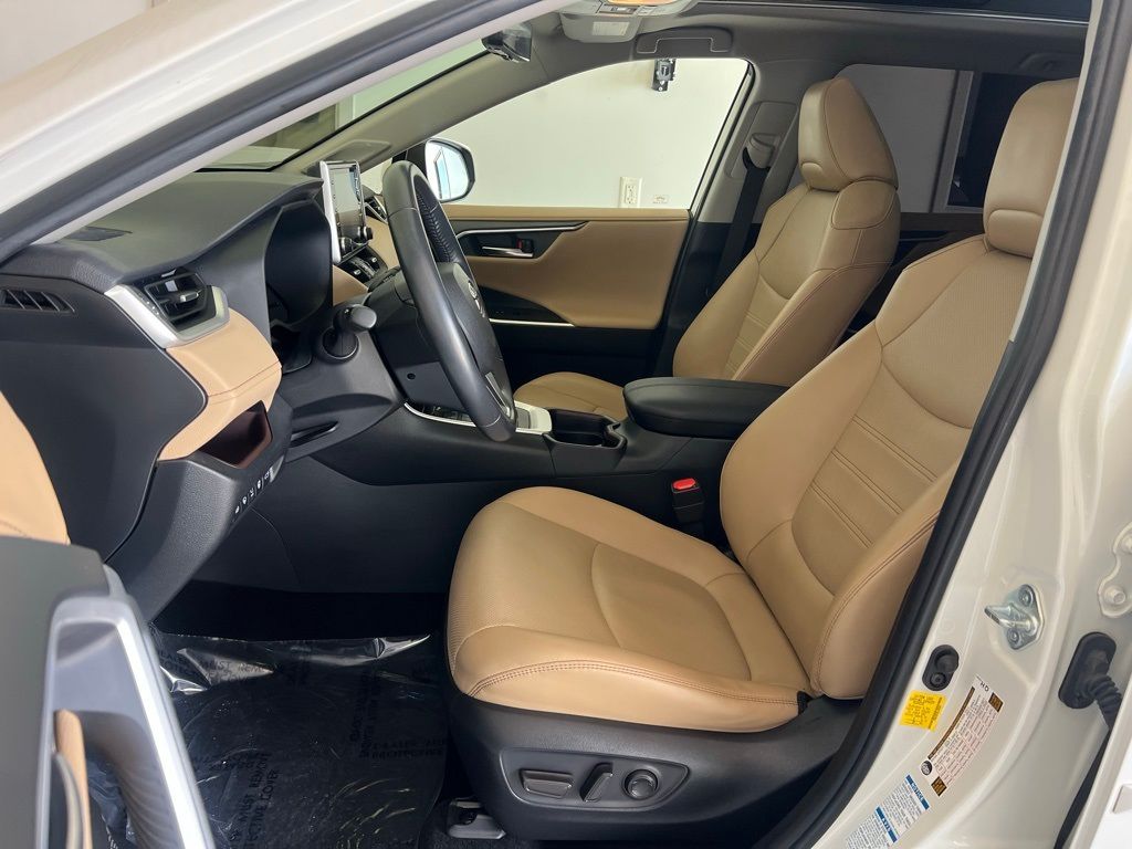 Thumbnail: 2020 Toyota RAV4 - 11