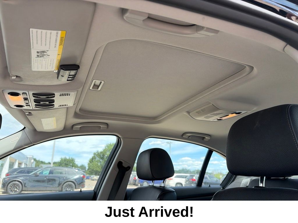 Thumbnail: 2011 BMW 3 Series - 10
