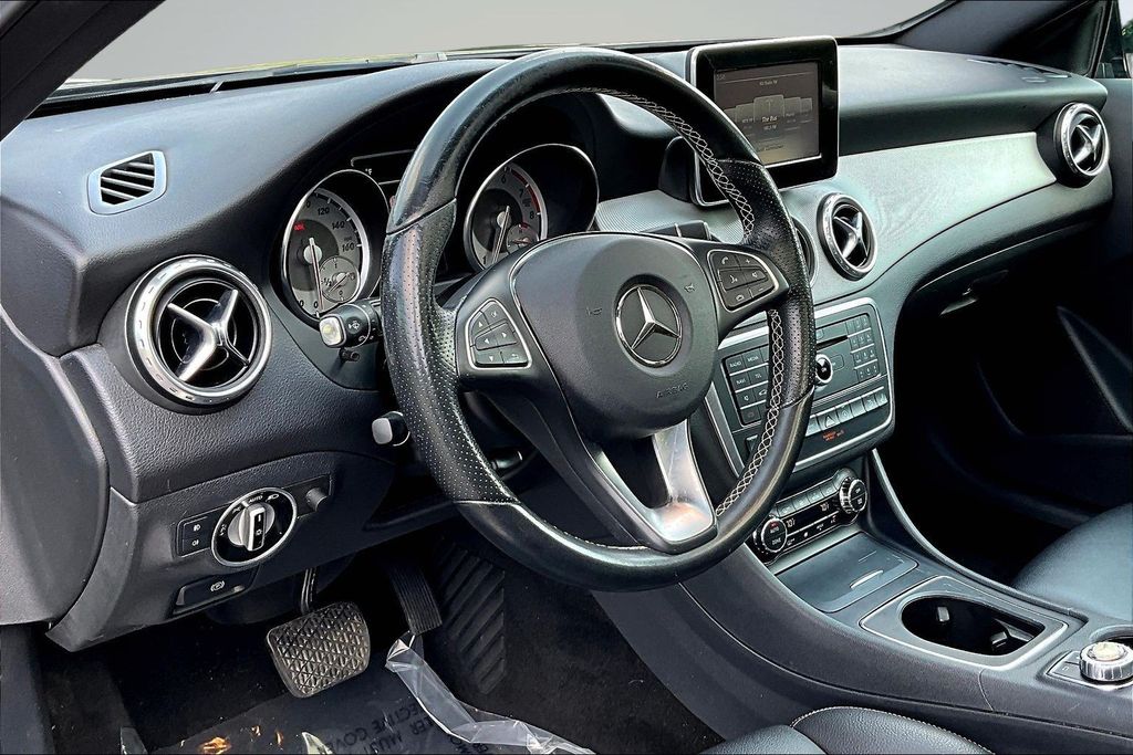 Thumbnail: 2017 Mercedes-Benz GLA - 9