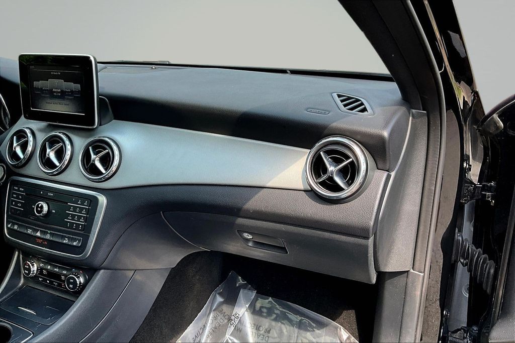 Thumbnail: 2017 Mercedes-Benz GLA - 22