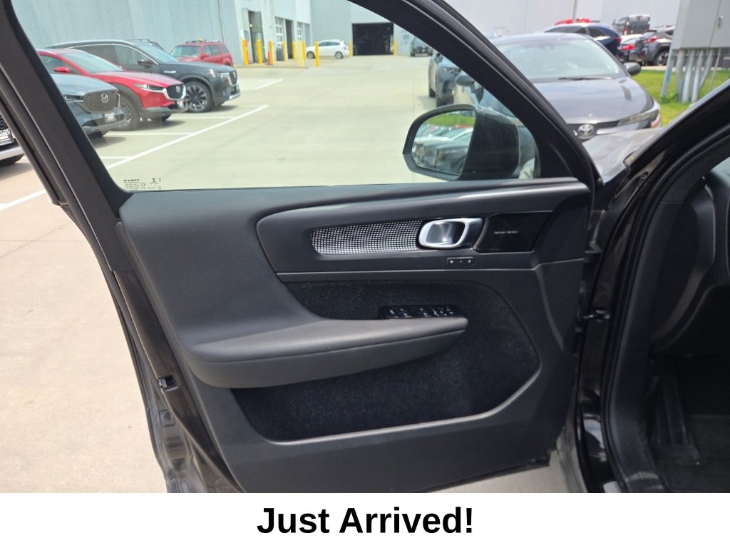 Thumbnail: 2021 Volvo XC40 - 16