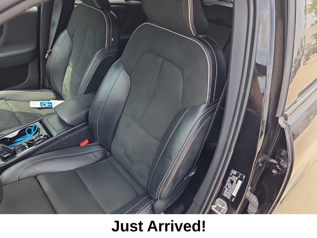 Thumbnail: 2021 Volvo XC40 - 4