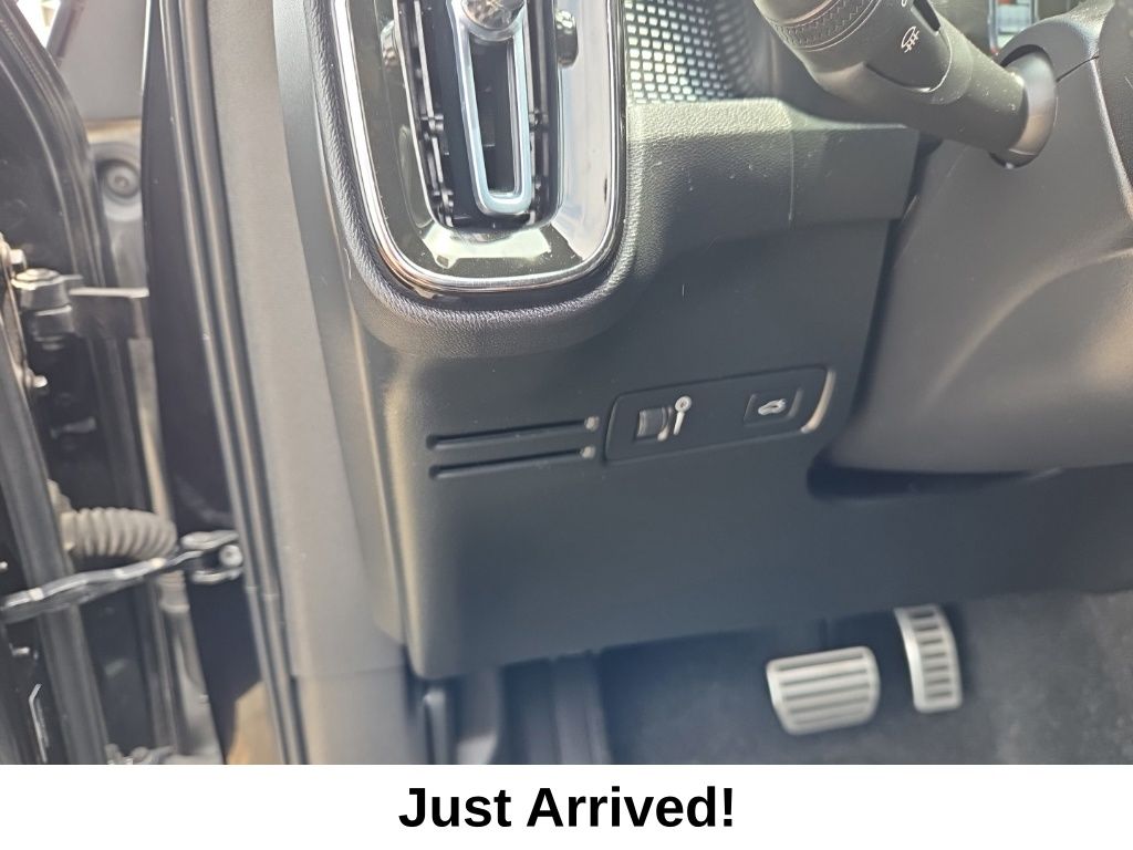 Thumbnail: 2021 Volvo XC40 - 15