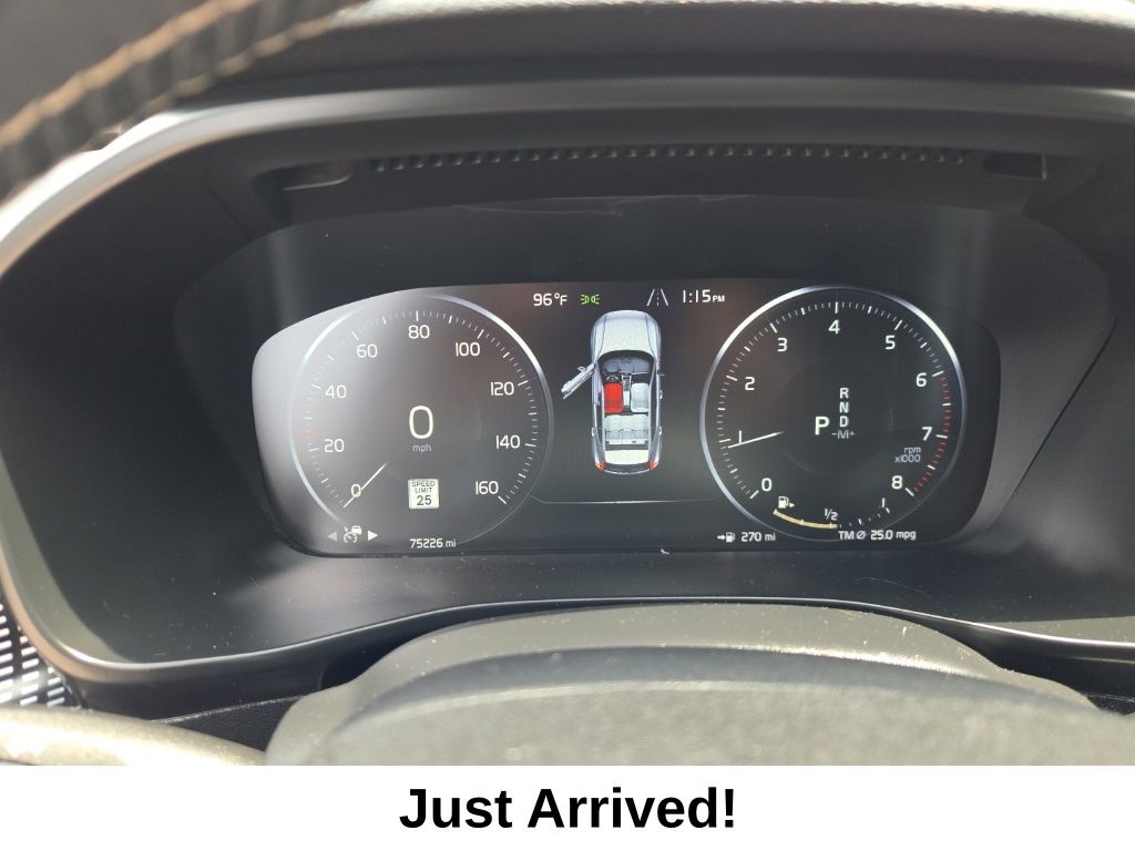 Thumbnail: 2021 Volvo XC40 - 10