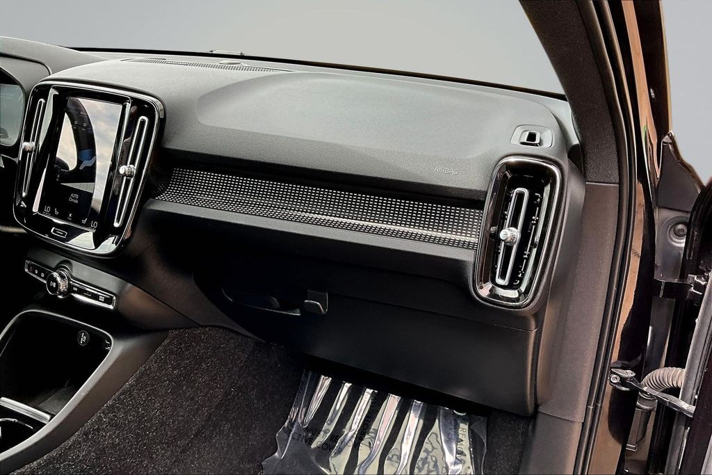 Thumbnail: 2021 Volvo XC40 - 13