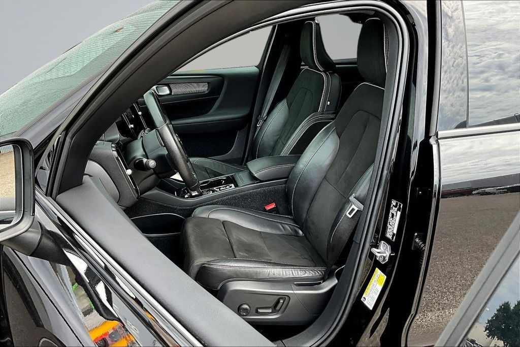 Thumbnail: 2021 Volvo XC40 - 10