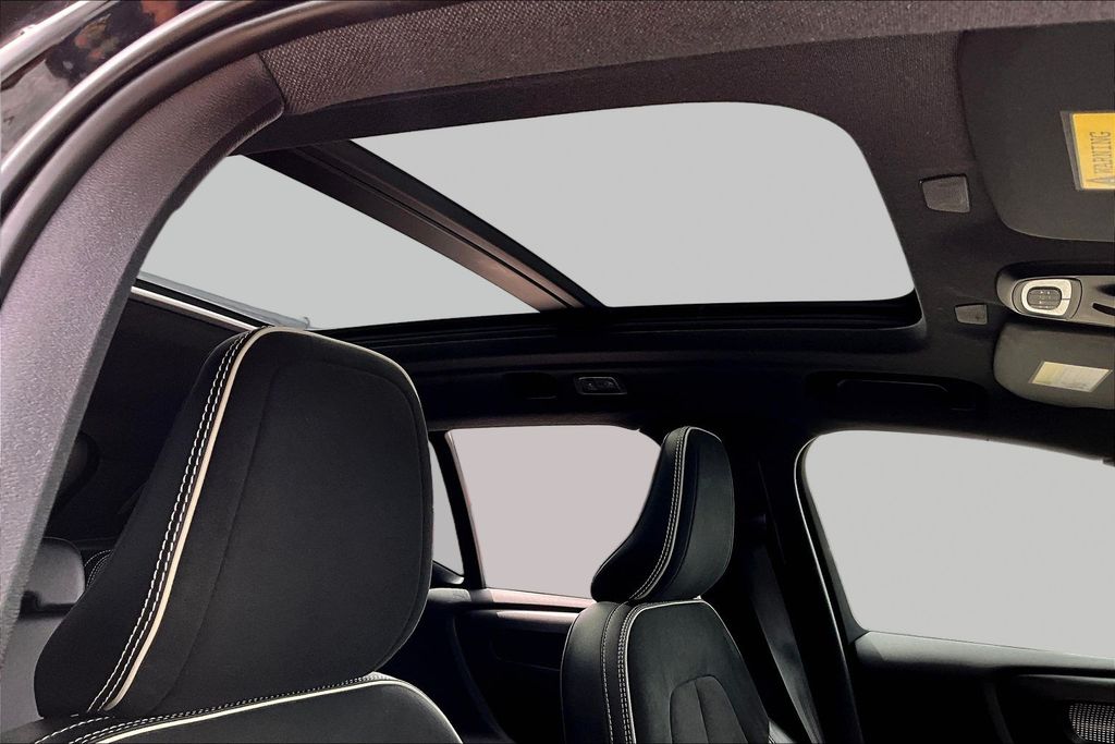 Thumbnail: 2021 Volvo XC40 - 23