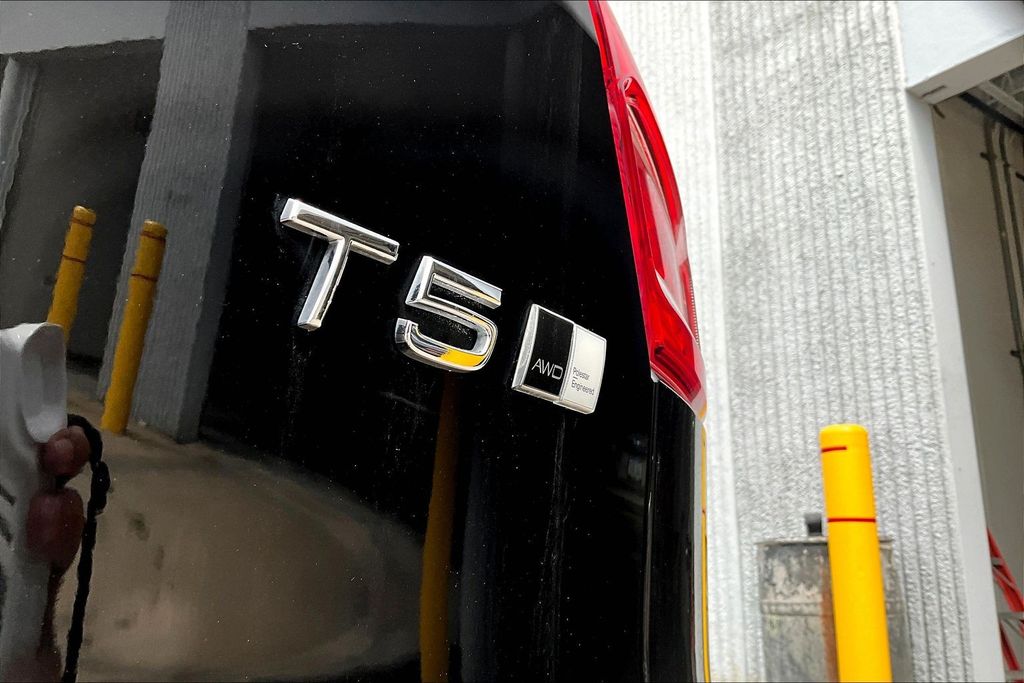 Thumbnail: 2021 Volvo XC40 - 18