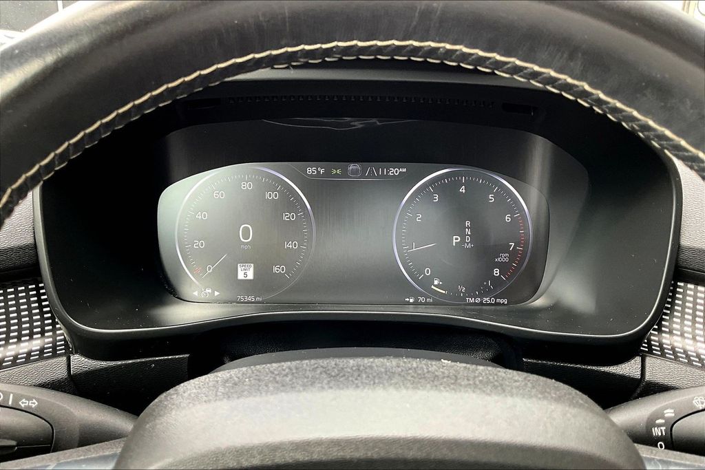 Thumbnail: 2021 Volvo XC40 - 16